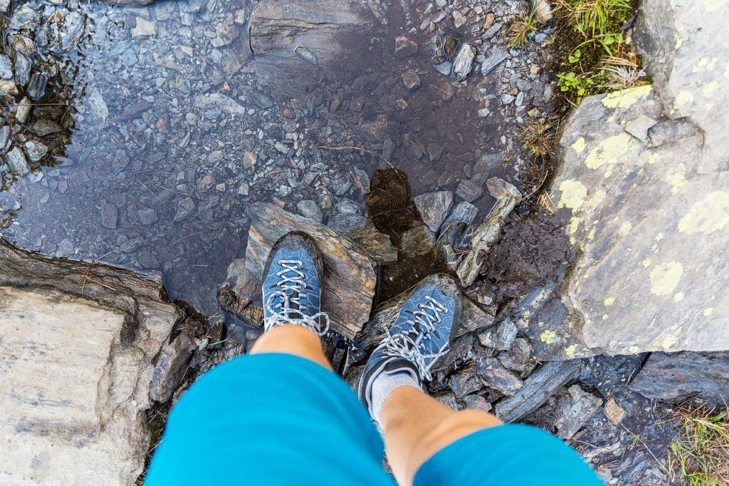 A person wearing MTB shoes